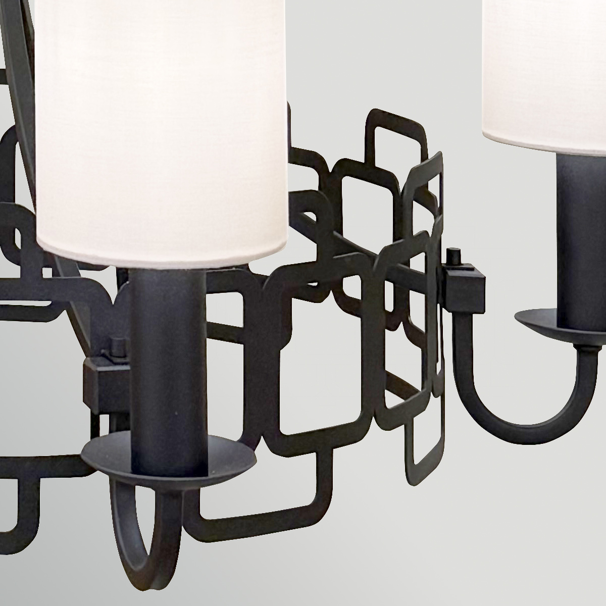 Sabina Ø72 Sort loftslampe Fra Elstead Lighting - Den sorte st&aring;lramme er udsmykket med et geometrisk m&oslash;nster, der giver lampen et moderne og karakteristisk pr&aelig;g.