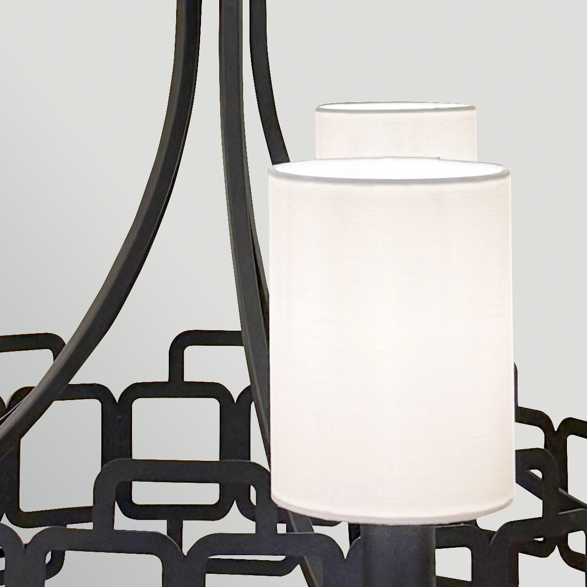 Sabina Ø72 Sort loftslampe Fra Elstead Lighting - Den sorte st&aring;lramme er udsmykket med et geometrisk m&oslash;nster, der giver lampen et moderne og karakteristisk pr&aelig;g.