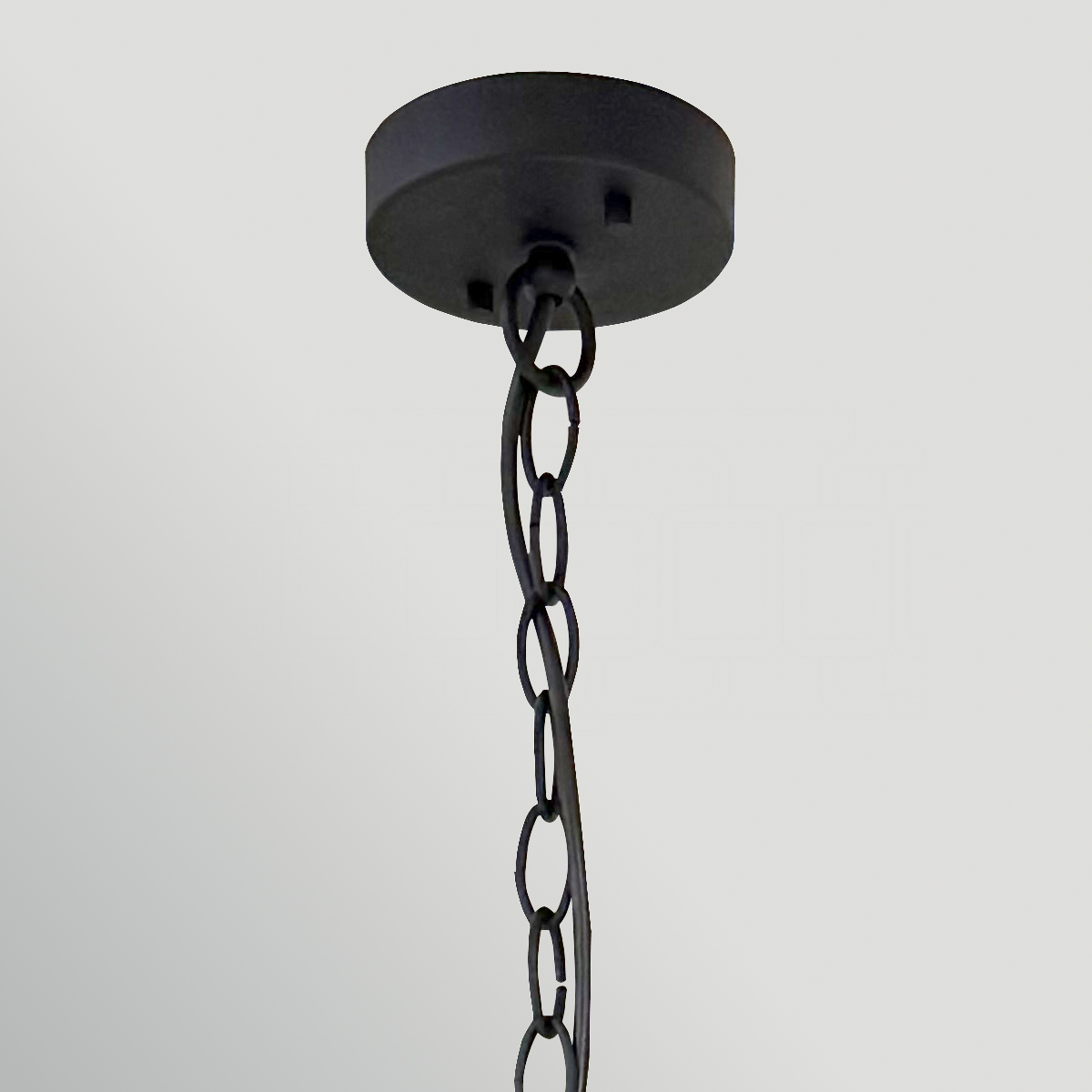 Sabina Ø72 Sort loftslampe Fra Elstead Lighting - Den sorte st&aring;lramme er udsmykket med et geometrisk m&oslash;nster, der giver lampen et moderne og karakteristisk pr&aelig;g.