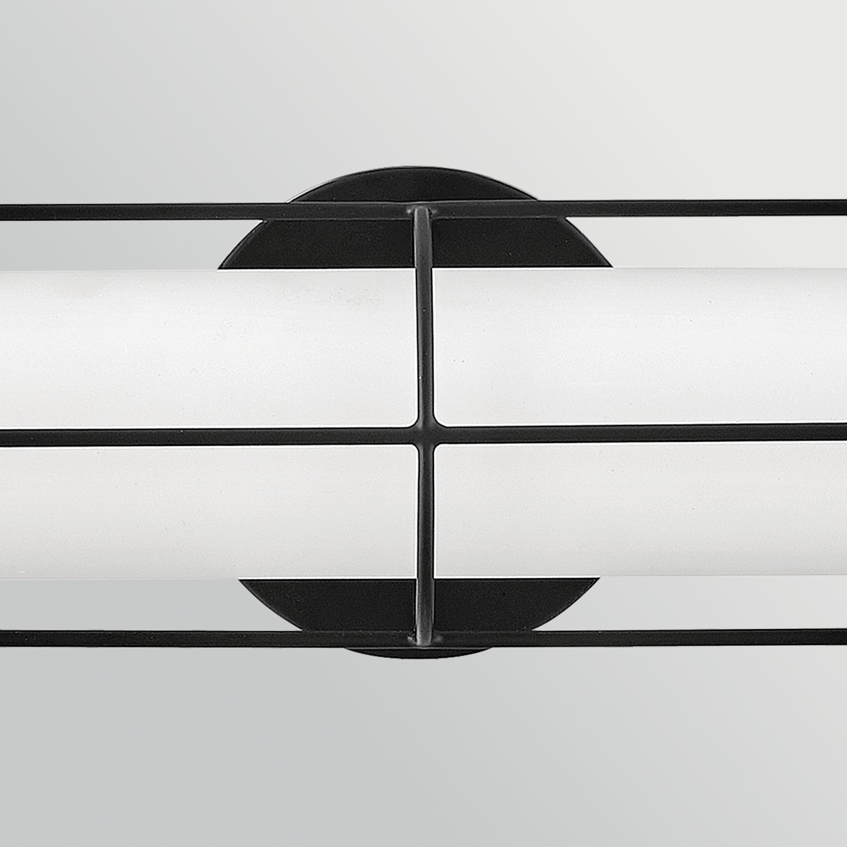 Saylor 60cm Sort badeværelseslampe Fra Elstead Lighting - Lampen er lavet af metal med en matsort finish og har et aflangt opalglas, der spreder et j&aelig;vnt og fint lys.