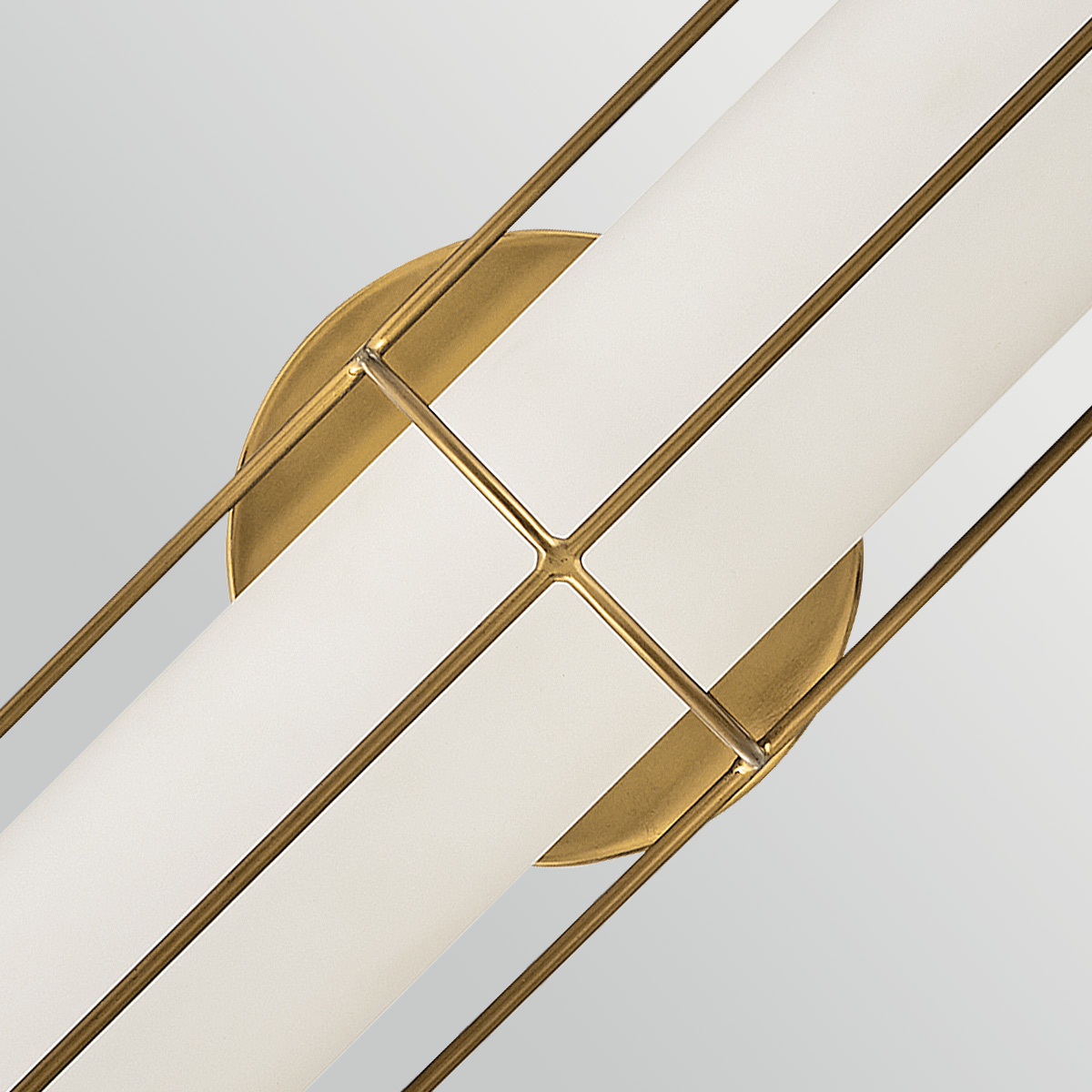 Saylor 60cm Messing badeværelseslampe Fra Elstead Lighting - Lampen er lavet af metal med en varm messingfinish og har et aflangt opalglas, der spreder et j&aelig;vnt og fint lys.