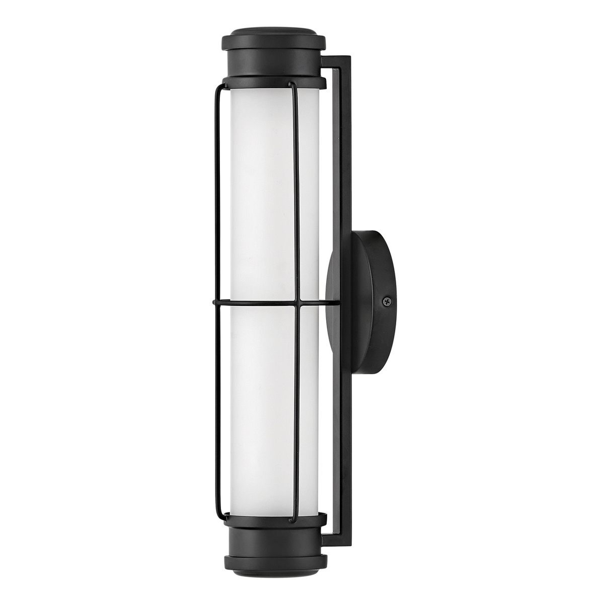 Saylor 43cm Sort badeværelseslampe Fra Elstead Lighting - Lampen er lavet af metal med en matsort finish og har et aflangt opalglas, der spreder et j&aelig;vnt og fint lys.