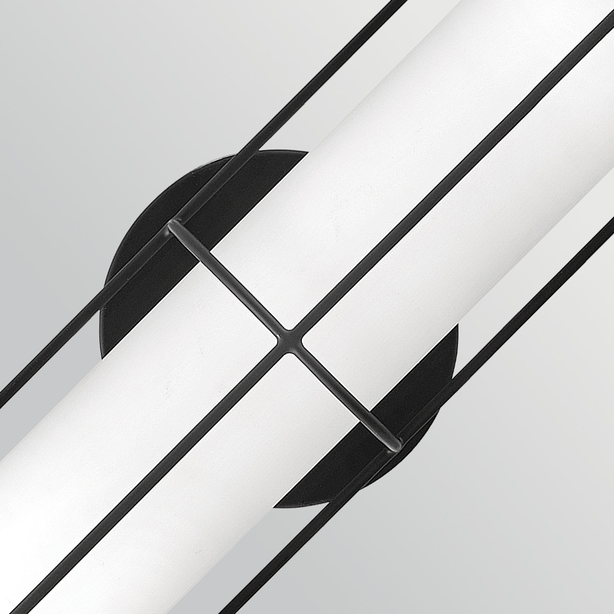 Saylor 43cm Sort badeværelseslampe Fra Elstead Lighting - Lampen er lavet af metal med en matsort finish og har et aflangt opalglas, der spreder et j&aelig;vnt og fint lys.