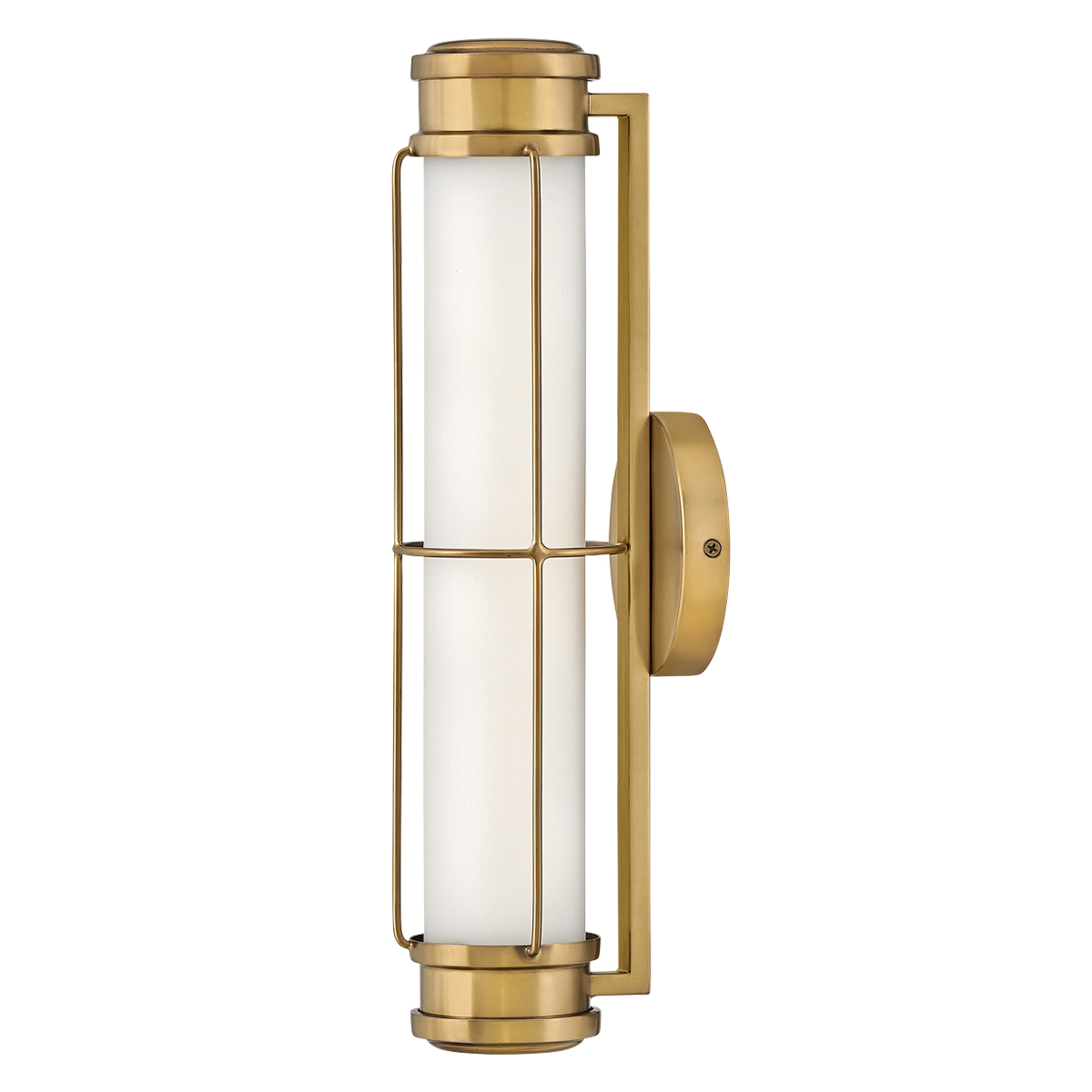 Saylor 43cm Messing badeværelseslampe Fra Elstead Lighting - Lampen er lavet af metal med en varm messingfinish og har et aflangt opalglas, der spreder et j&aelig;vnt og fint lys.