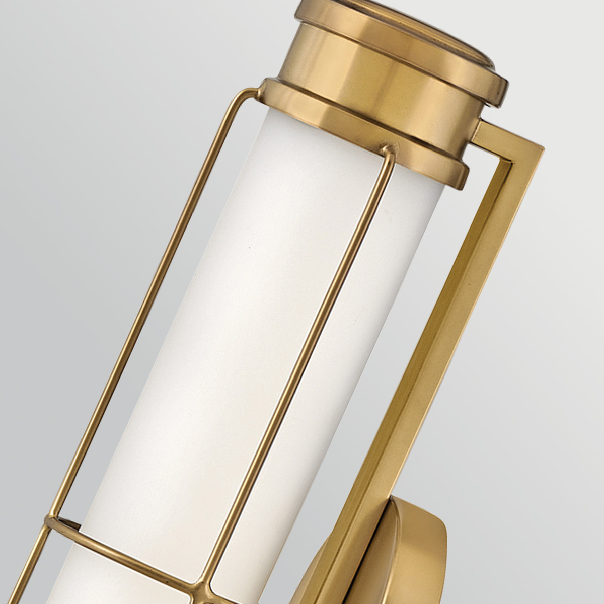 Saylor 43cm Messing badeværelseslampe Fra Elstead Lighting - Lampen er lavet af metal med en varm messingfinish og har et aflangt opalglas, der spreder et j&aelig;vnt og fint lys.