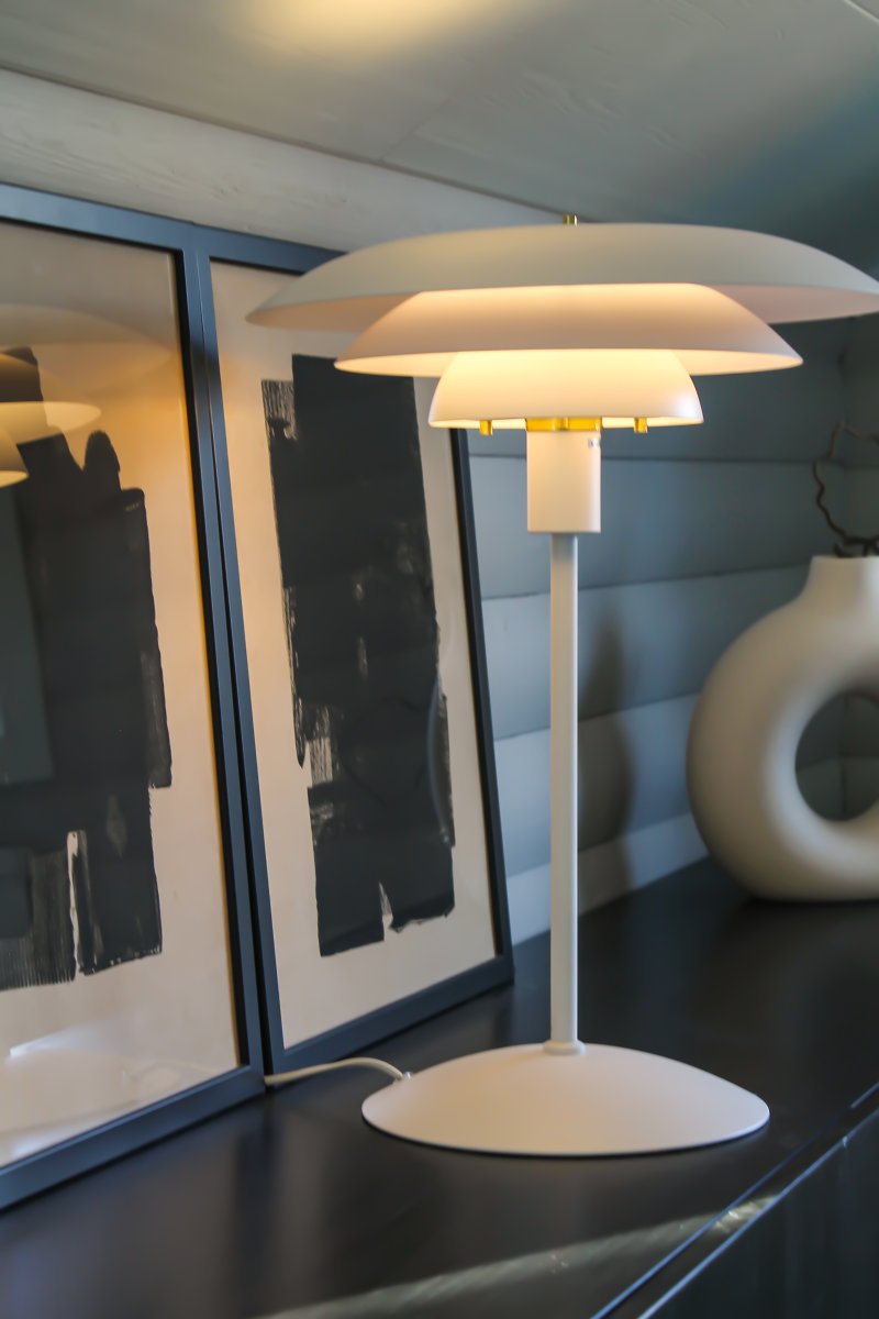 Epsilon 53cm Hvid bordlampe Fra Aneta Lighting - Epsilon bordlampen har et klassisk design med tre kompositskærme i hvidlakeret metal, der fordeler lyset på; en flot måde og forhindrer blænding.