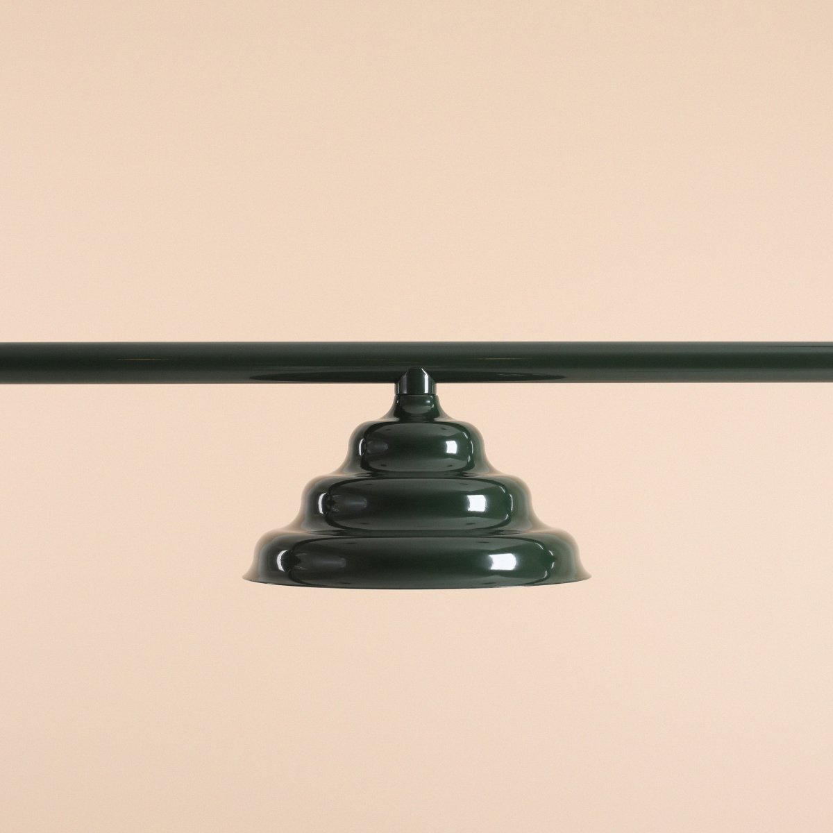 Wave 106cm Mørkegrøn loftslampe Fra Artera - De robuste skærme af metal i en mørkegrøn farve giver en flot spredning af lyset nedad, hvilket gør den perfekt til at hænge over spisebordet eller køkkenet.