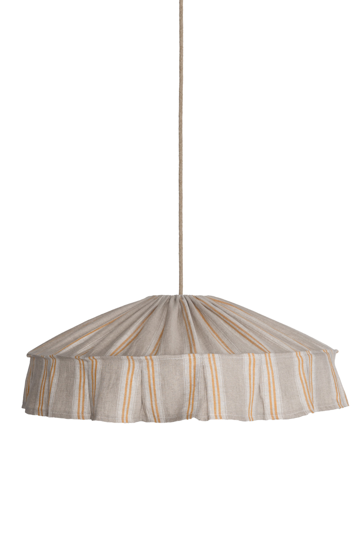 Vinga Skærm Ekskl. Ophæng Ø58 Natur/gul loftslampe Fra Alde & Lind - Vinga er en dekorativ loftslampesk&aelig;rm lavet af 100% h&oslash;r med et smukt stribet m&oslash;nster i honninggule og naturlige toner.