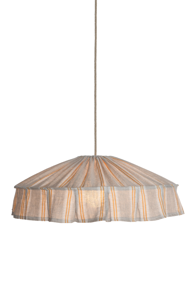 Vinga Skærm Ekskl. Ophæng Ø58 Natur/gul loftslampe Fra Alde & Lind - Vinga er en dekorativ loftslampesk&aelig;rm lavet af 100% h&oslash;r med et smukt stribet m&oslash;nster i honninggule og naturlige toner.