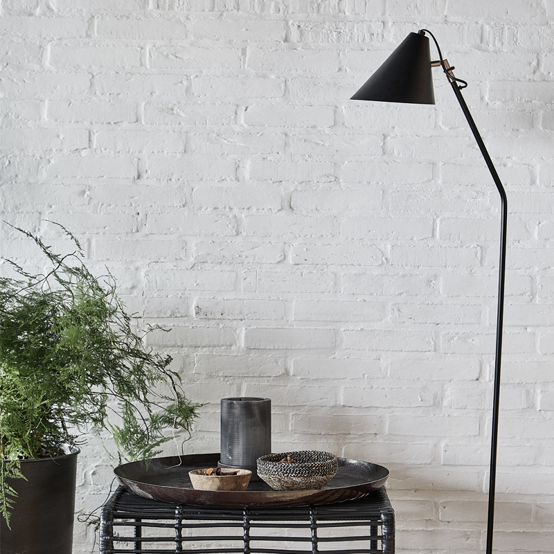 Club Sort gulvlampe Fra House Doctor - Det skaber stemning – både med sin glans og sit design.