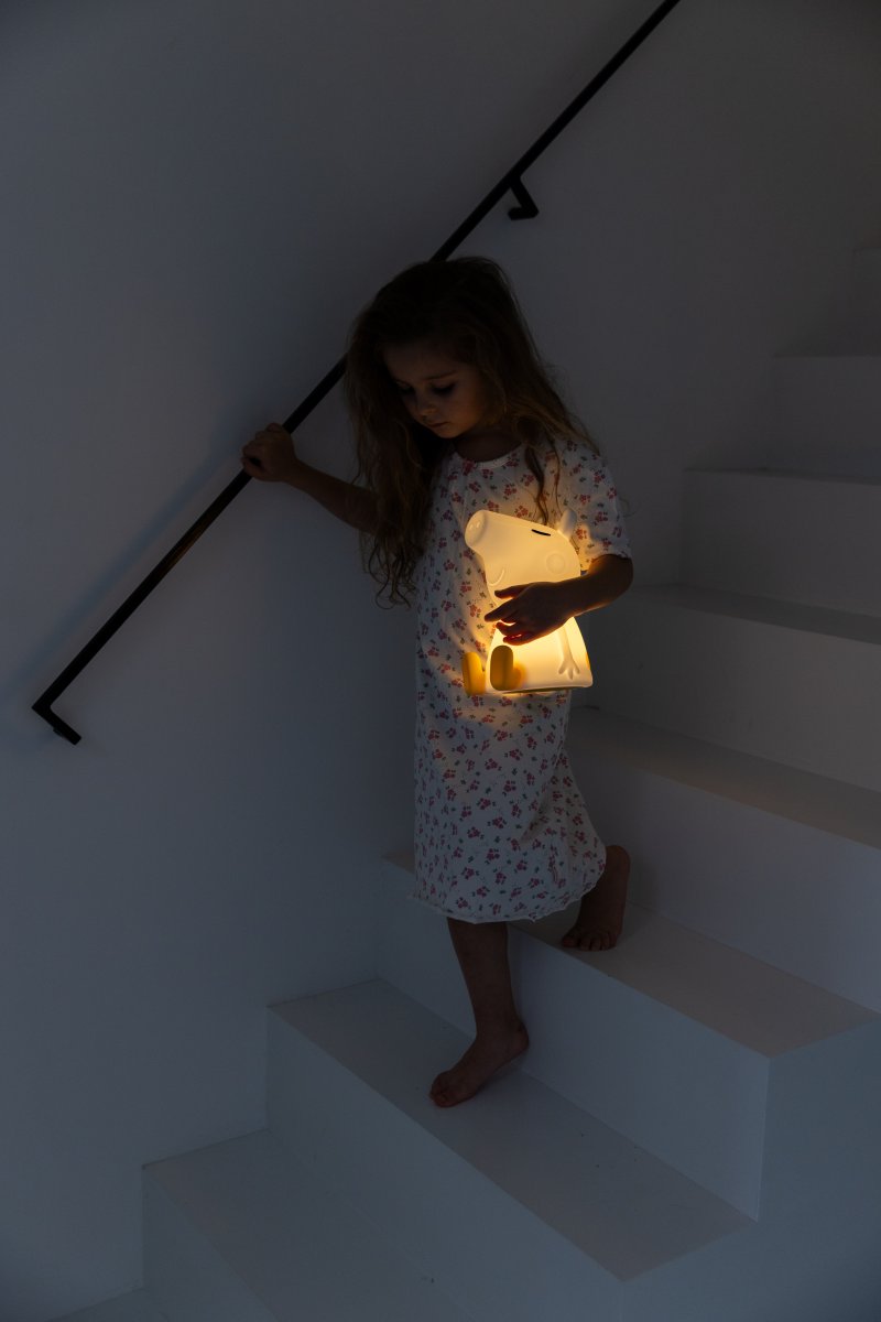 Peppa Pig First Light Hvid børnelampe Fra Mr Maria - Peppa Pig-designet kommer fra eventyrverdenen om lille Greta Pig, en glad gris, der kan lide at kl&aelig;de sig ud, lege og is&aelig;r hoppe i mudderpytter.