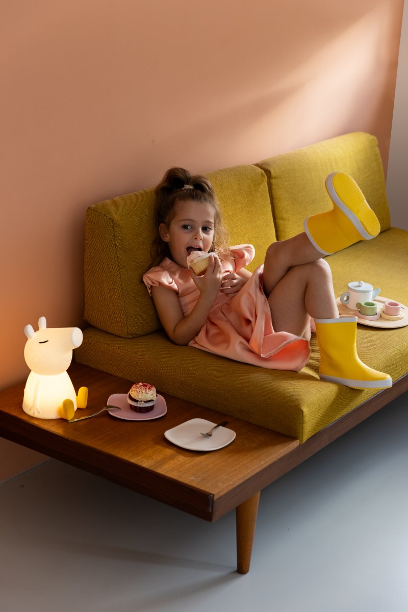 Peppa Pig First Light Hvid børnelampe Fra Mr Maria - Peppa Pig-designet kommer fra eventyrverdenen om lille Greta Pig, en glad gris, der kan lide at kl&aelig;de sig ud, lege og is&aelig;r hoppe i mudderpytter.