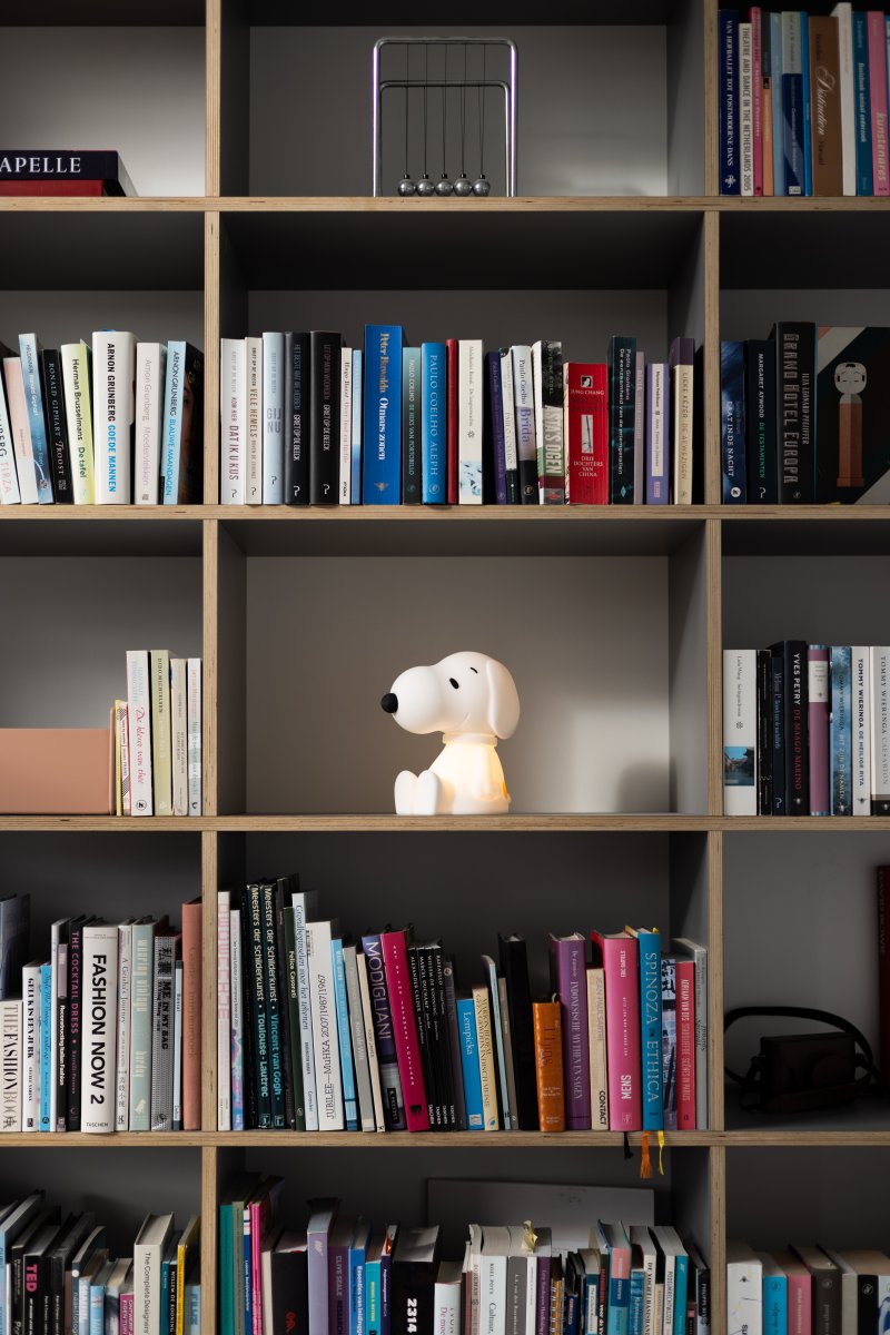 Snoopy First Light Hvid børnelampe Fra Mr Maria - Snoopy lampen er lavet af blød silikone og er en sikker følgesvend til dit barn eller barnebarn.
