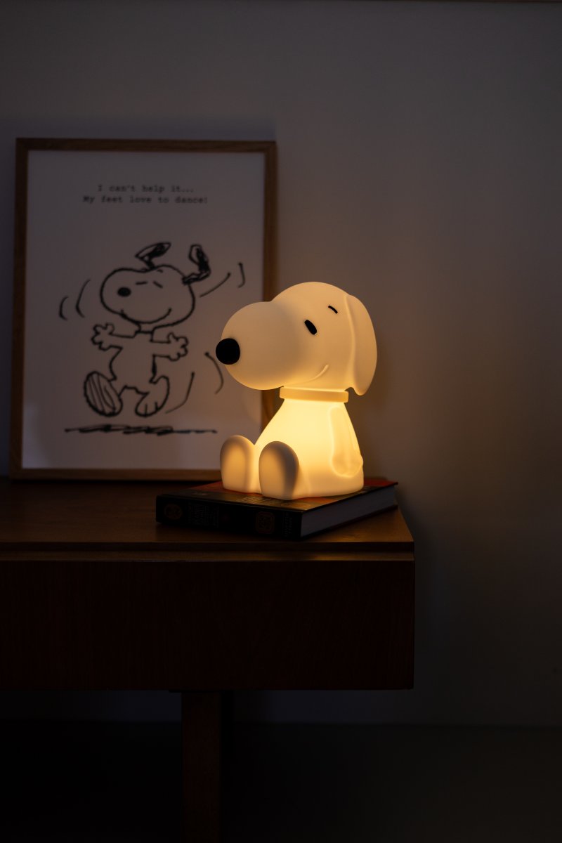 Snoopy First Light Hvid børnelampe Fra Mr Maria - Snoopy lampen er lavet af blød silikone og er en sikker følgesvend til dit barn eller barnebarn.
