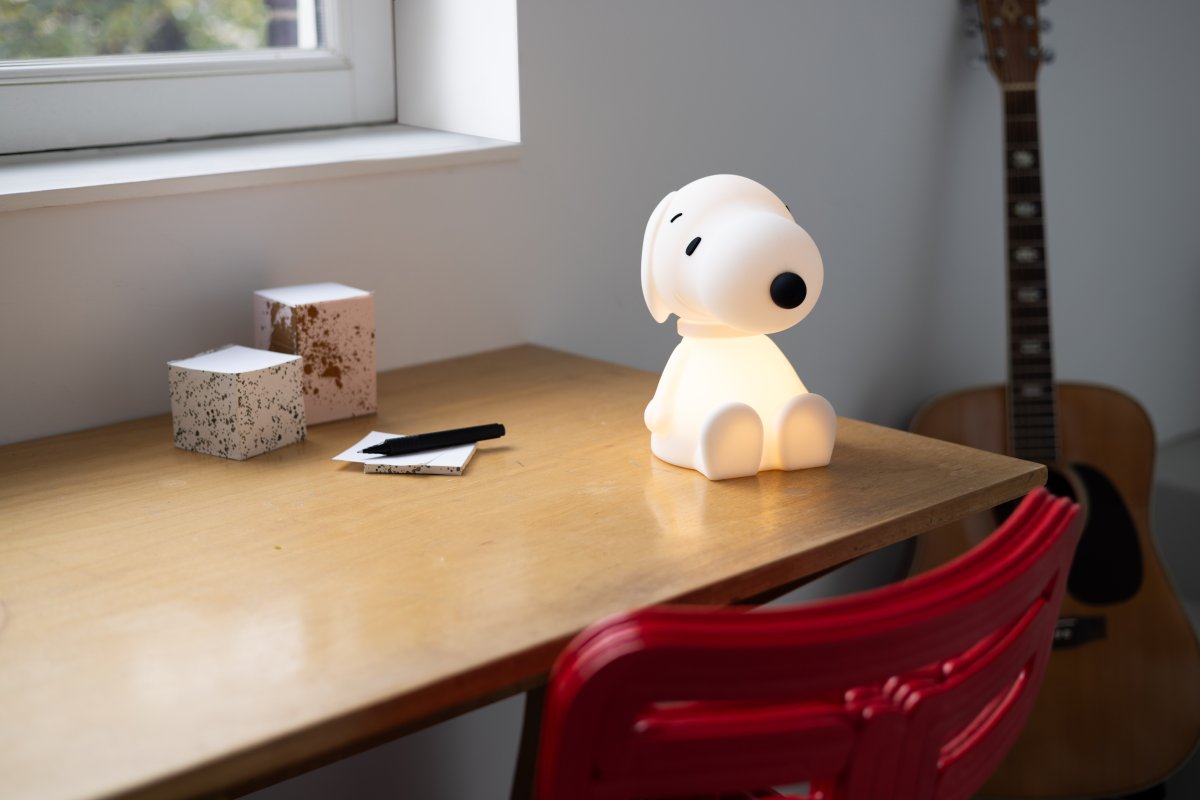 Snoopy First Light Hvid børnelampe Fra Mr Maria - Snoopy lampen er lavet af blød silikone og er en sikker følgesvend til dit barn eller barnebarn.