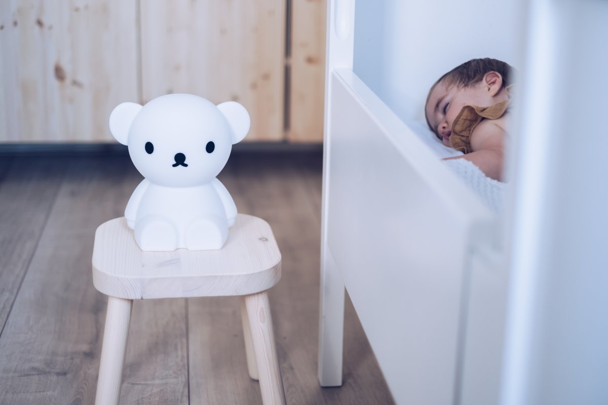 Boris First Light Hvid børnelampe Fra Mr Maria - Boris First Light er lavet af blød silikone, der er BPA-fri.