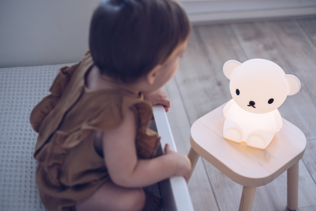 Boris First Light Hvid børnelampe Fra Mr Maria - Boris First Light er lavet af blød silikone, der er BPA-fri.
