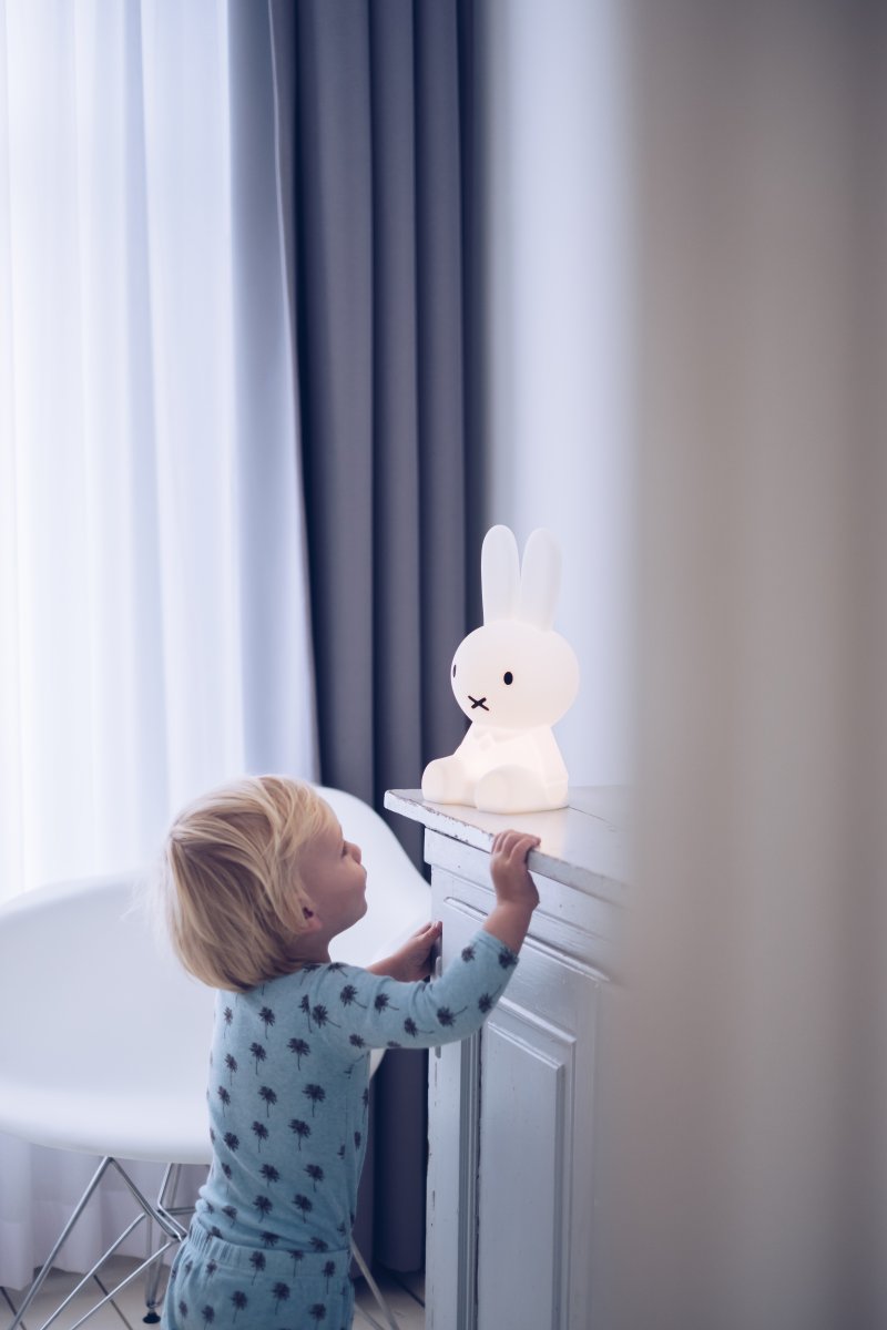 Miffy First Light Hvid børnelampe Fra Mr Maria - Selvom du ikke er bekendt med Miffy før, kan du stadig invitere denne venlige lille kanin til at lyse op i dit hjem og på s&aring; så lær hende at kende.