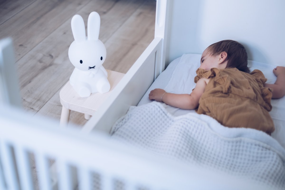 Miffy First Light Hvid børnelampe Fra Mr Maria - Selvom du ikke er bekendt med Miffy før, kan du stadig invitere denne venlige lille kanin til at lyse op i dit hjem og på s&aring; så lær hende at kende.