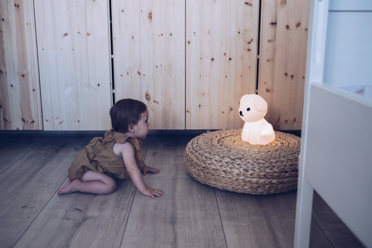Snuffy First Light Hvid børnelampe Fra Mr Maria - Den glade, energiske lille ven vil blive ved siden af sengen og give et blidt lys ved sengetid og er en sikker følgesvend om natten og en søvnig ven om dagen.