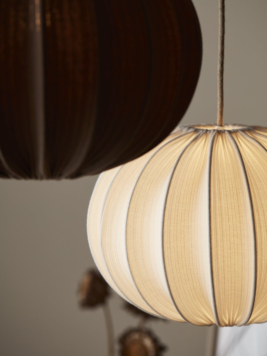 Hilma Skærm Ø40 Ekskl. Ophæng Råhvid loftslampe Fra PR Home - Hilma tagsk&aelig;rm i ribbet jerseystof.