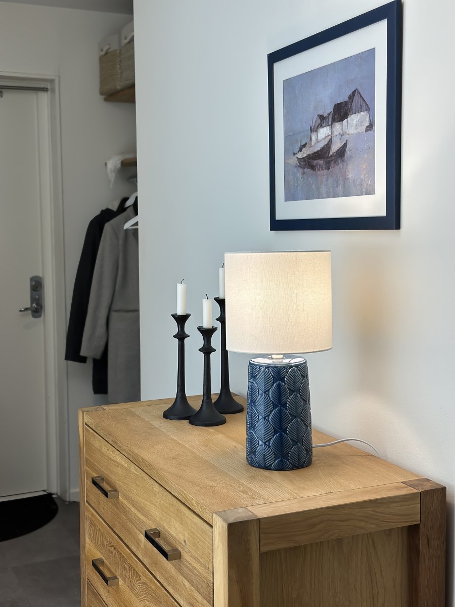 Bodil 47cm Blå bordlampe Fra Aneta Lighting - Bodil er en lampe, der ikke kun giver et behageligt lys med sin cremehvide skærm, men også; &auml; er en stilfuld indretningsdetalje.