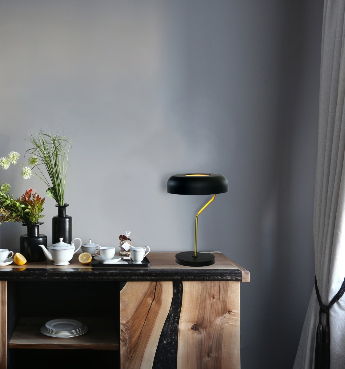 Bremen 44cm Sort/messing bordlampe Fra Aneta Lighting - Den moderne Bremen bordlampe, der er fremstillet af sort metal og detaljer i mat messing, har et originalt og innovativt udtryk.