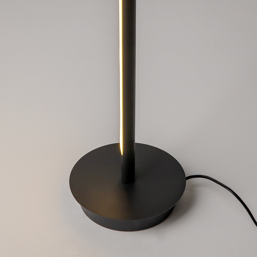 Thin Sort gulvlampe Fra Maytoni - Den har en bev&aelig;gelig spotlight med skarpt lys, perfekt som l&aelig;selampe, og en touch-d&aelig;mper for nem lysjustering.