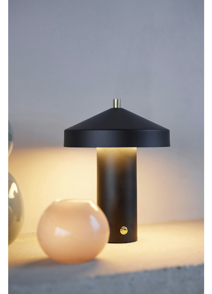 Hatto 25cm Sort bærbar Fra OYOY - Med en dæmpbar funktion i tre niveauer og energieffektiv LED giver den justerbart og behageligt lys til forskellige behov.