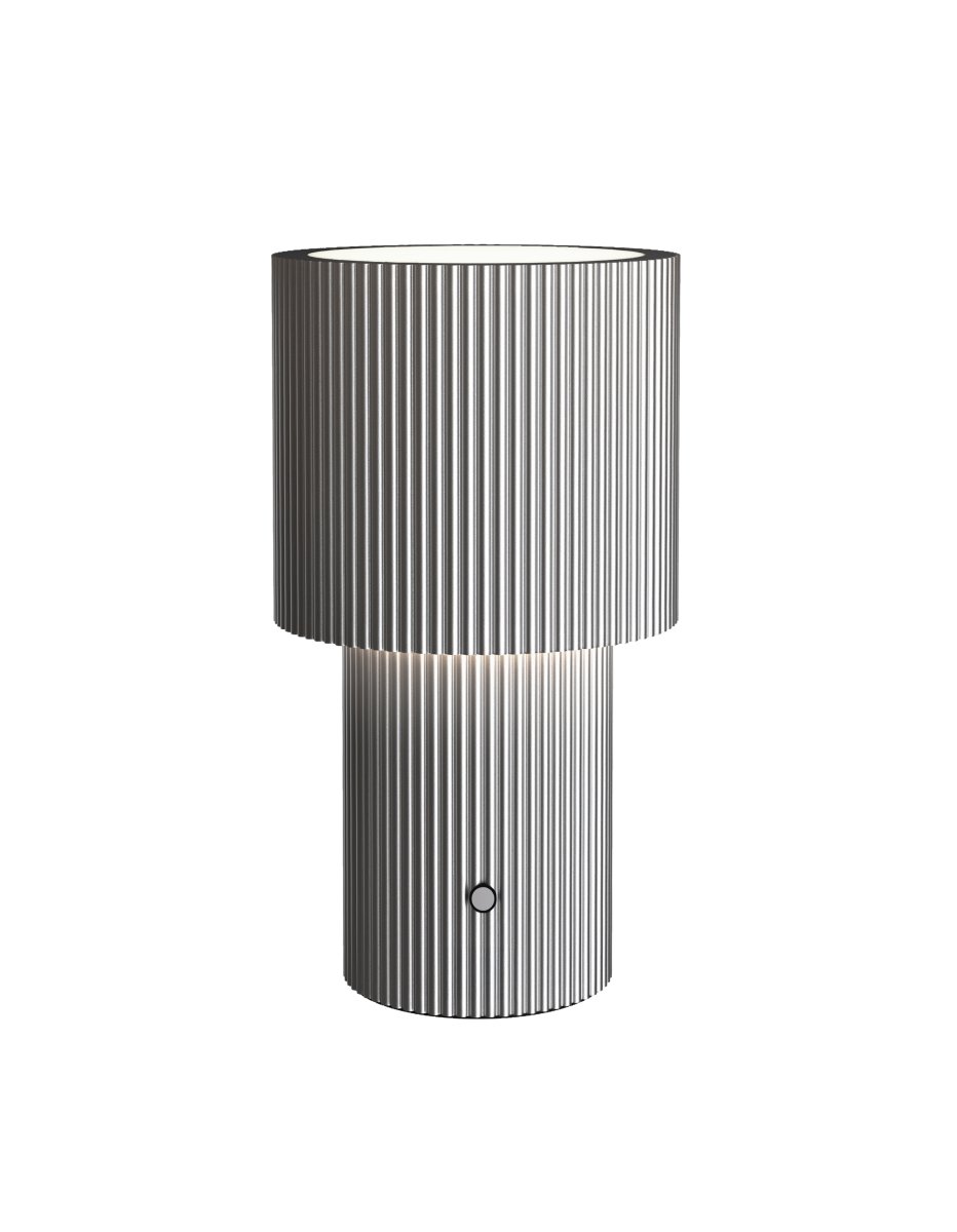 Iluma 22cm Sølv bærbar Fra Herstal - Den følger dig gennem dagen, fra stille morgener ved vinduet til middage, der flyttes ud på altanen, altid lige ved hånden og klar til at skabe den rette atmosfære.