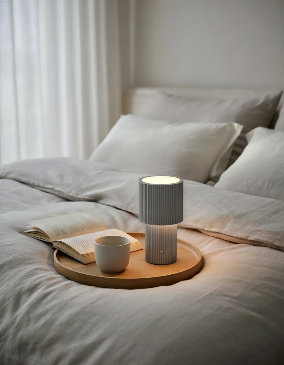 Iluma 22cm Sølv bærbar Fra Herstal - Den følger dig gennem dagen, fra stille morgener ved vinduet til middage, der flyttes ud på altanen, altid lige ved hånden og klar til at skabe den rette atmosfære.