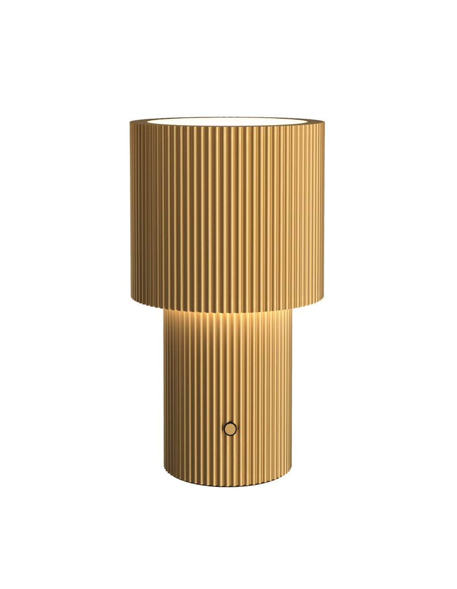 Iluma 22cm Guld bærbar Fra Herstal - Den f&oslash;lger dig gennem dagen, fra stille morgener ved vinduet til middage, der flyttes ud p&aring; altanen, altid lige ved h&aring;nden og klar til at skabe den rette atmosf&aelig;re.