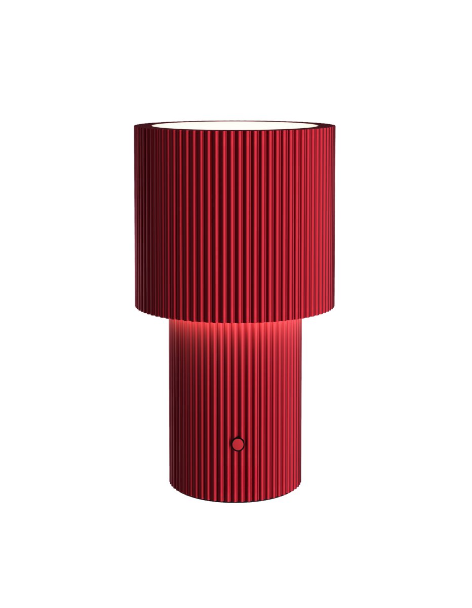 Iluma 22cm RØD bærbar Fra Herstal - Den f&oslash;lger dig gennem dagen, fra stille morgener ved vinduet til middage, der flyttes ud p&aring; altanen, altid lige ved h&aring;nden og klar til at skabe den rette atmosf&aelig;re.