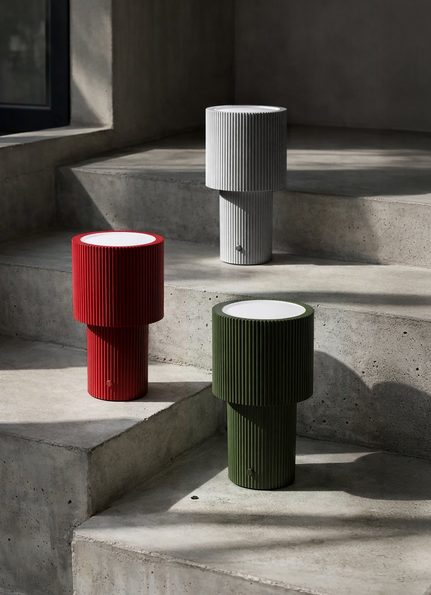 Iluma 22cm Olivengrøn bærbar Fra Herstal - Den f&oslash;lger dig gennem dagen, fra stille morgener ved vinduet til middage, der flyttes ud p&aring; altanen, altid lige ved h&aring;nden og klar til at skabe den rette atmosf&aelig;re.