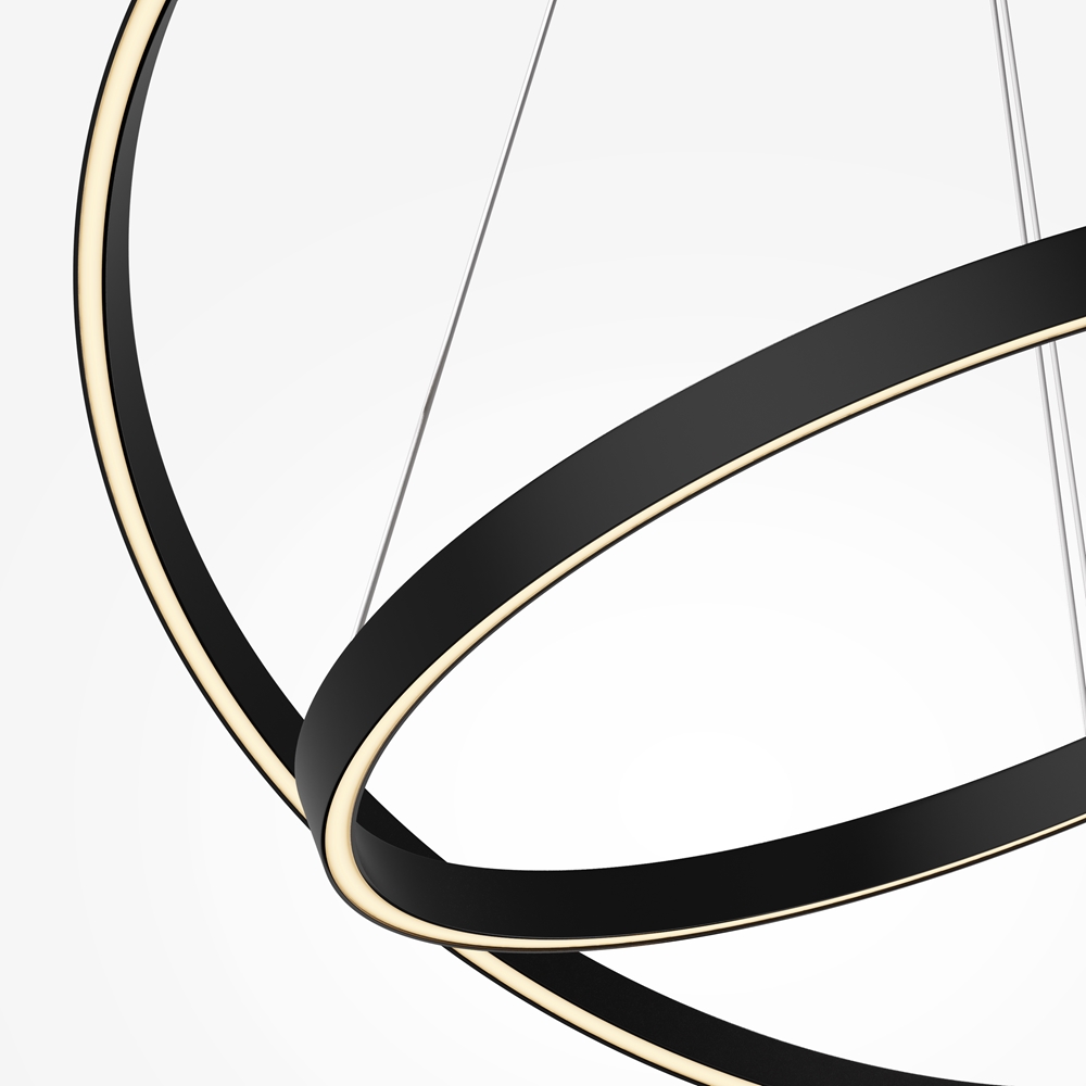 Rim Ø80 Sort loftslampe Fra Maytoni - De to ringe kan justeres individuelt i b&aring;de h&oslash;jde og vinkel, hvilket betyder, at du kan skabe et personligt udtryk og tilpasse lampens form til rummet.