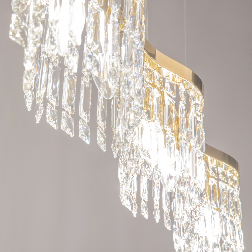 Dune 93cm Guld krystal Fra Maytoni - De funklende prismer fanger lyset og skaber en luksuri&oslash;s atmosf&aelig;re i rummet.