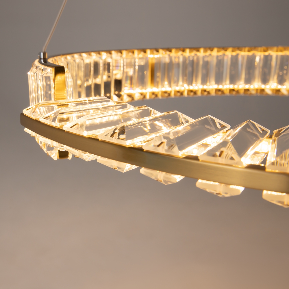 Krone Ø62 Messing loftslampe Fra Maytoni - Med sin generøse diameter på 62 cm bliver den et luksuriøst blikfang i hjemmet og spreder et varmt og stemningsfuldt lys.