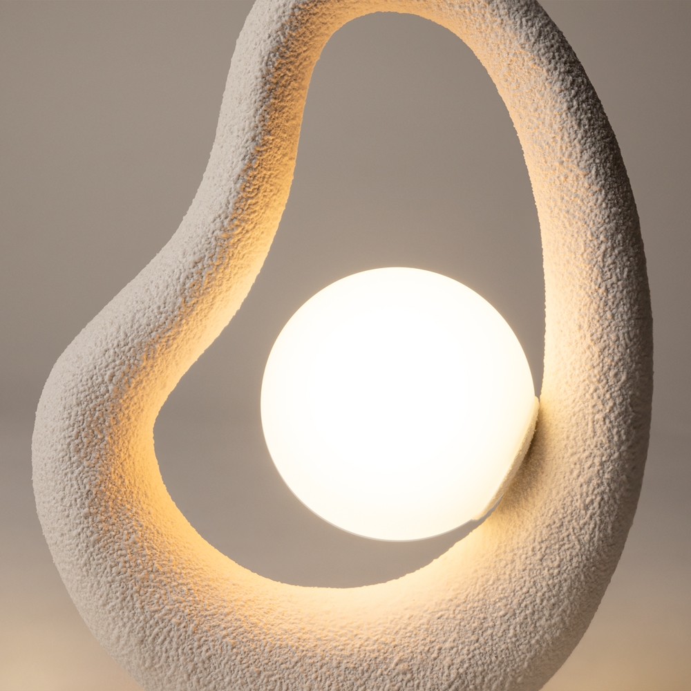 Opus 38cm Hvid bordlampe Fra Maytoni - Metalbasen med realistisk stenimitation i hvid giver lampen et robust og samtidig elegant udtryk.