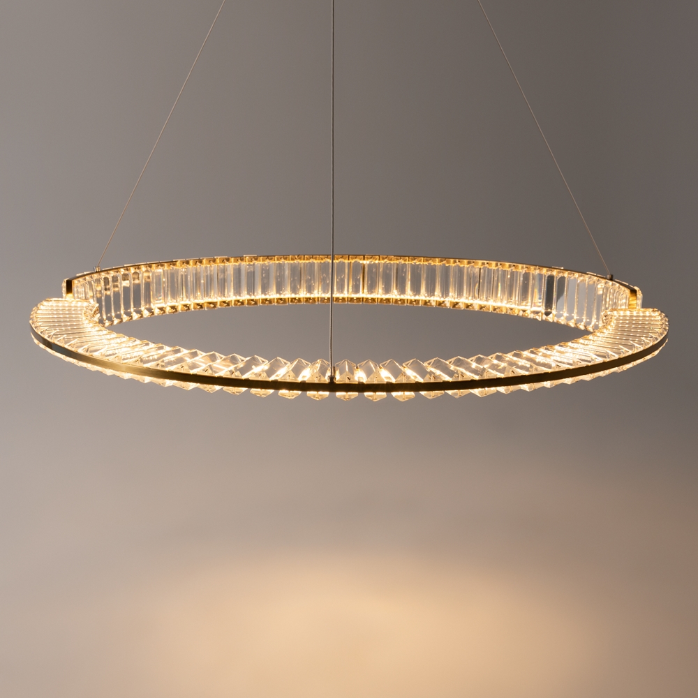 Krone Ø80 Messing loftslampe Fra Maytoni - Med sin gener&oslash;se diameter p&aring; 80 cm bliver den et luksuri&oslash;st blikfang i hjemmet og spreder et varmt og stemningsfuldt lys.