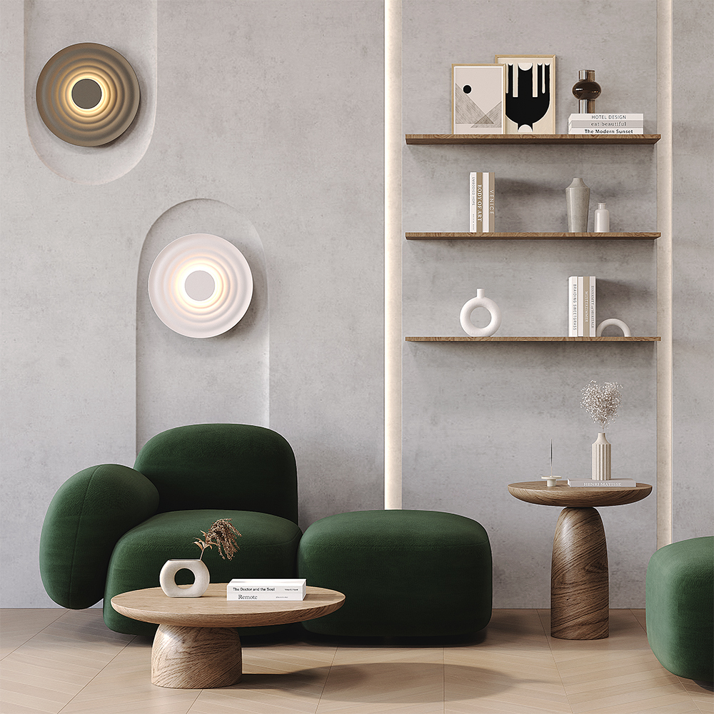 Nami Ø40 Grå væglampe Fra Maytoni - Den er lavet af metal med en elegant gr&aring; finish og skaber et stilfuldt pr&aelig;g, der passer lige s&aring; godt i entreen som i stuen eller k&oslash;kkenet.