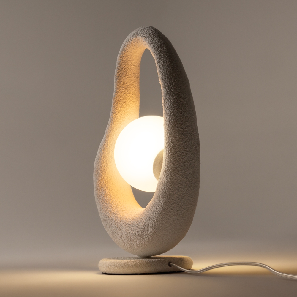 Opus 38cm Hvid bordlampe Fra Maytoni - Metalbasen med realistisk stenimitation i hvid giver lampen et robust og samtidig elegant udtryk.