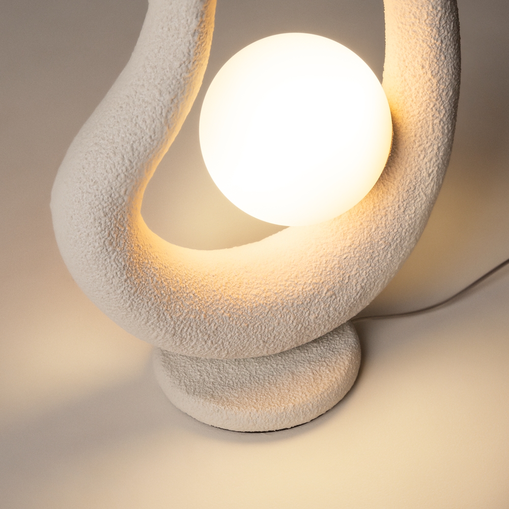 Opus 38cm Hvid bordlampe Fra Maytoni - Metalbasen med realistisk stenimitation i hvid giver lampen et robust og samtidig elegant udtryk.