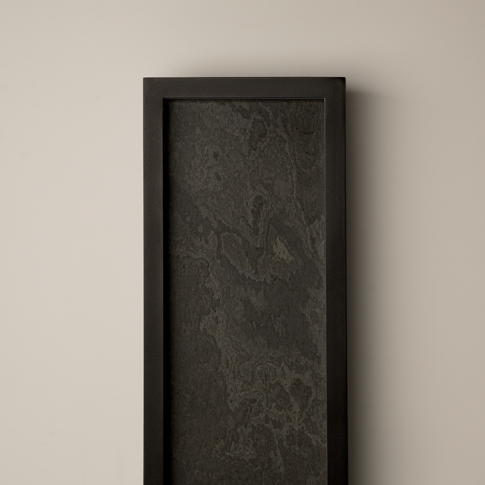 Orign 80cm Sort væglampe Fra Maytoni - Orign er en metalv&aelig;glampe med en elegant stenimitation i midten, der giver et naturligt og eksklusivt indtryk.