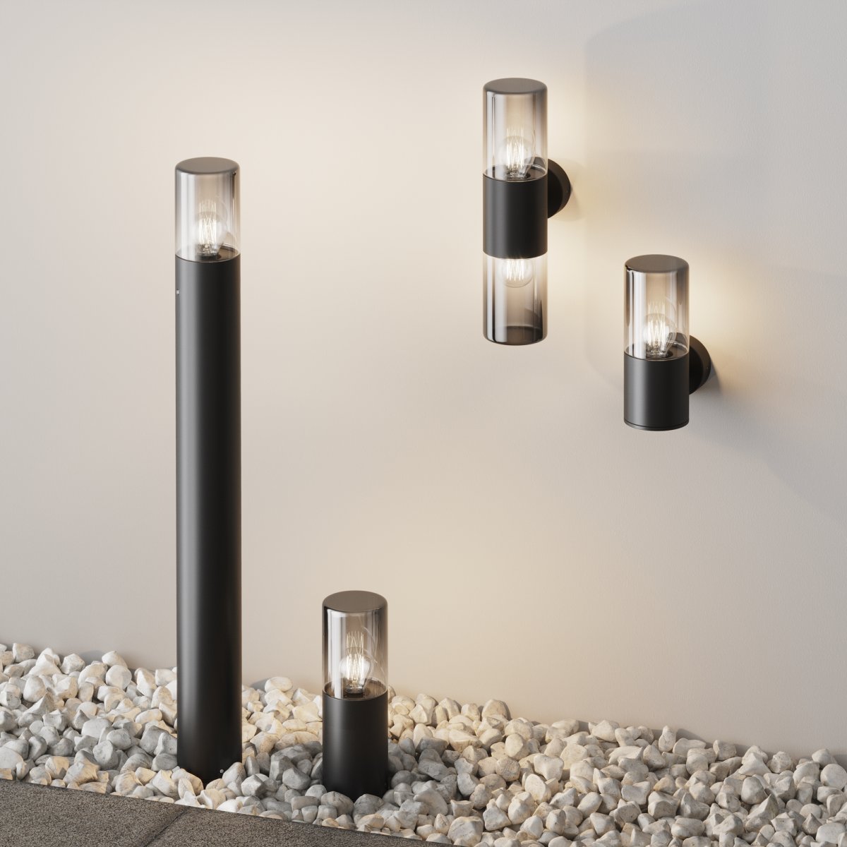Amas 25cm Grafit pullerter Fra Maytoni - Den lodrette, cylindriske form udstr&aring;ler et tidl&oslash;st design, der passer til b&aring;de klassisk og moderne eksteri&oslash;r, hvilket g&oslash;r den til en stilfuld tilf&oslash;jelse til din udend&oslash;rsbelysning.
