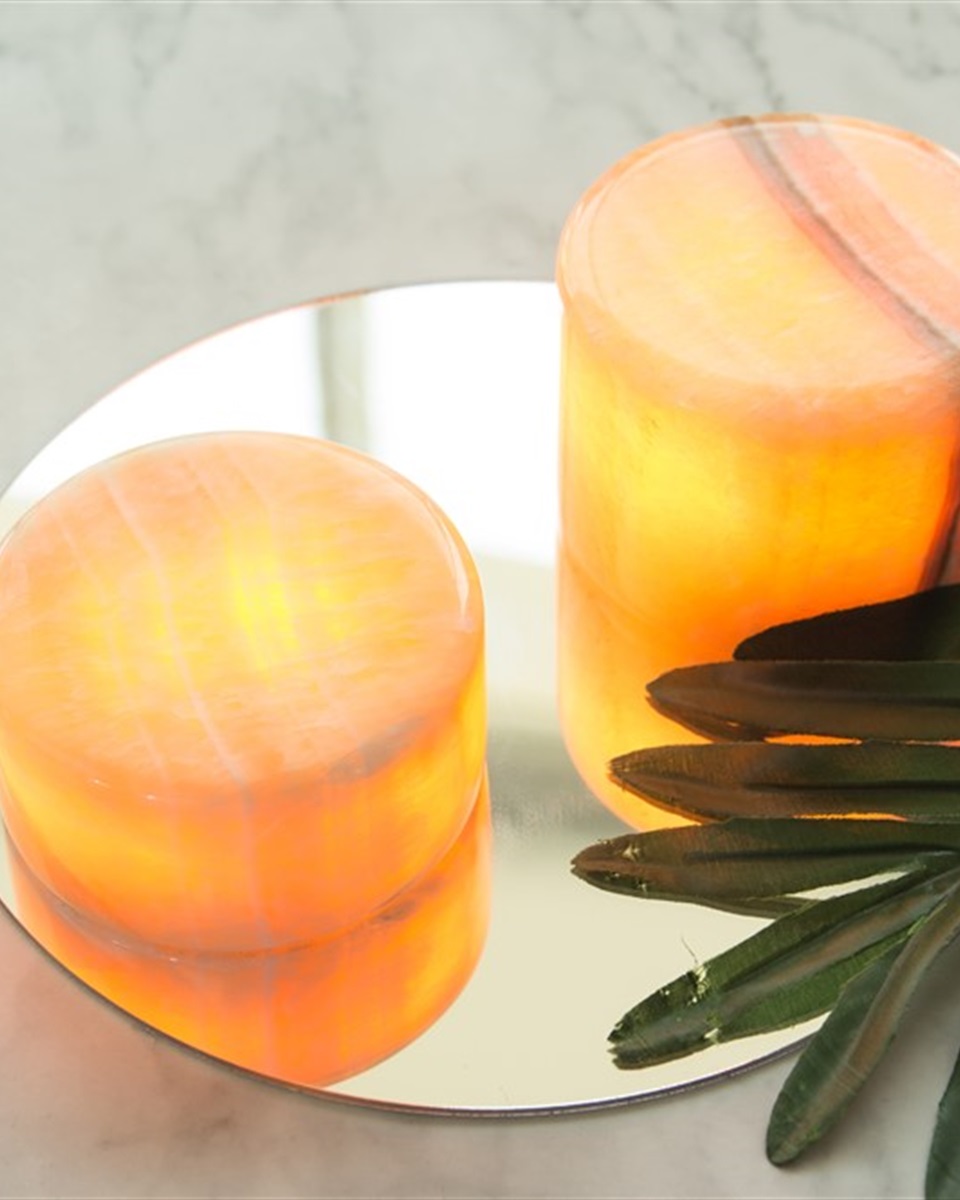 Marble 4cm Beige Fra Unison - Marmorbordlampen er lavet af &aelig;gte, poleret marmor i en varm beige tone, der skaber en bl&oslash;d og atmosf&aelig;risk gl&oslash;d.
