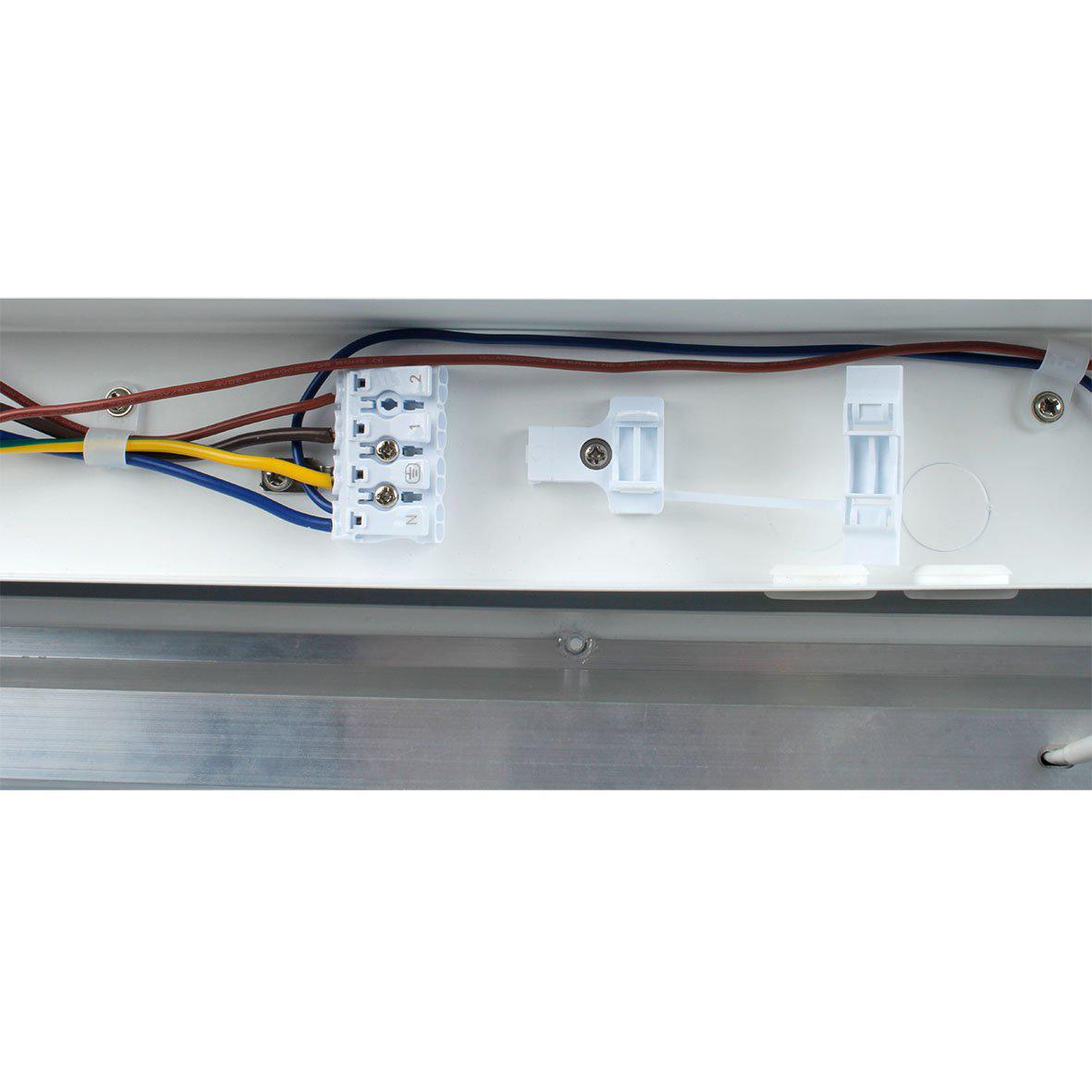 Bänky m. eludtag 58cm Hvid Fra Designlight - Denne model er 580 mm lang og giver et kraftigt, j&aelig;vnt lys med en effekt p&aring; 10W og en lysstr&oslash;m p&aring; 1000 lumen, ideel til at oplyse hele bordpladen.