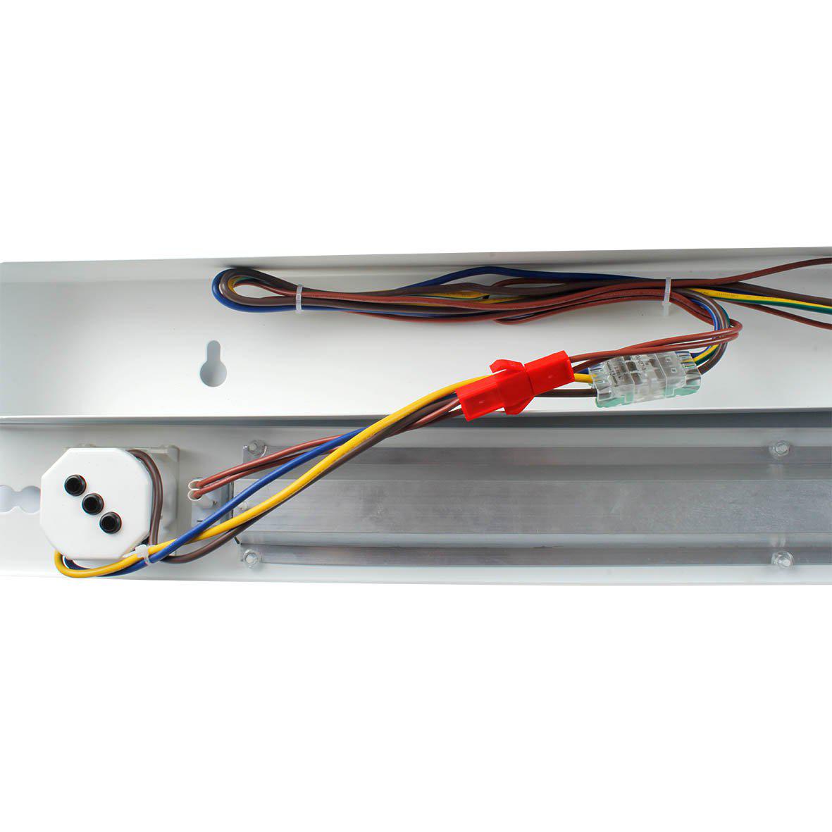 Bänky m. uttag 118cm Hvid Fra Designlight - Denne model er 580 mm lang og giver et kraftigt, j&aelig;vnt lys med en effekt p&aring; 10W og en lysstr&oslash;m p&aring; 2000 lumen, ideel til at oplyse hele bordpladen.