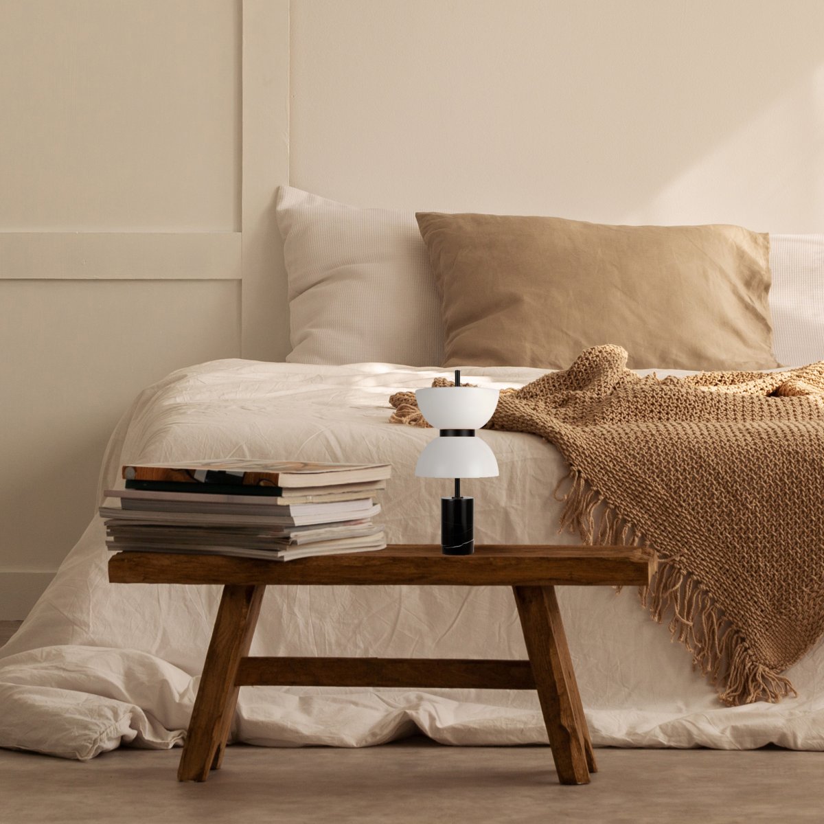 Kyoto 46cm Sort bordlampe Fra Maytoni - Lampen har et elegant design med en skinnende hvid glaskrop og en marmorfod, der minder om silhuetterne fra byens gamle pagoder og paladser.