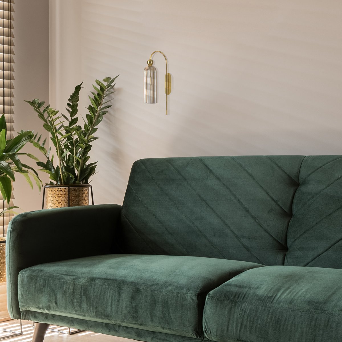 Antic 55cm Guld væglampe Fra Maytoni - Med sin sofistikerede rammeform og unikke farvekombination er den et perfekt valg for dem, der ønsker at tilføje en tidløs og elegant følelse til dit hjem.