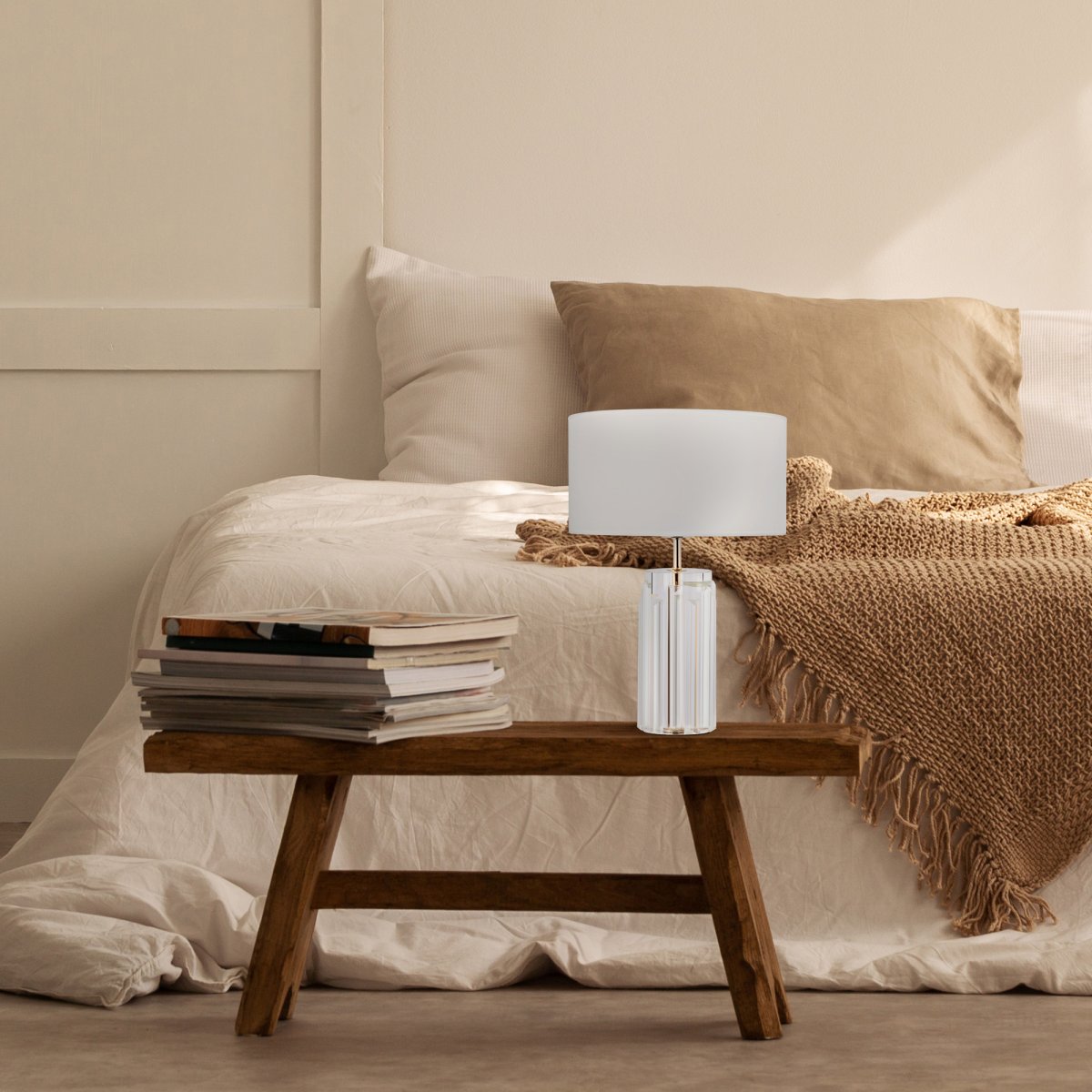 Muse 52cm Guld bordlampe Fra Maytoni - Den mælkehvide bomuldslampeskærm spreder et blødt og behageligt lys, som skaber en varm og hyggelig atmosfære i rummet.